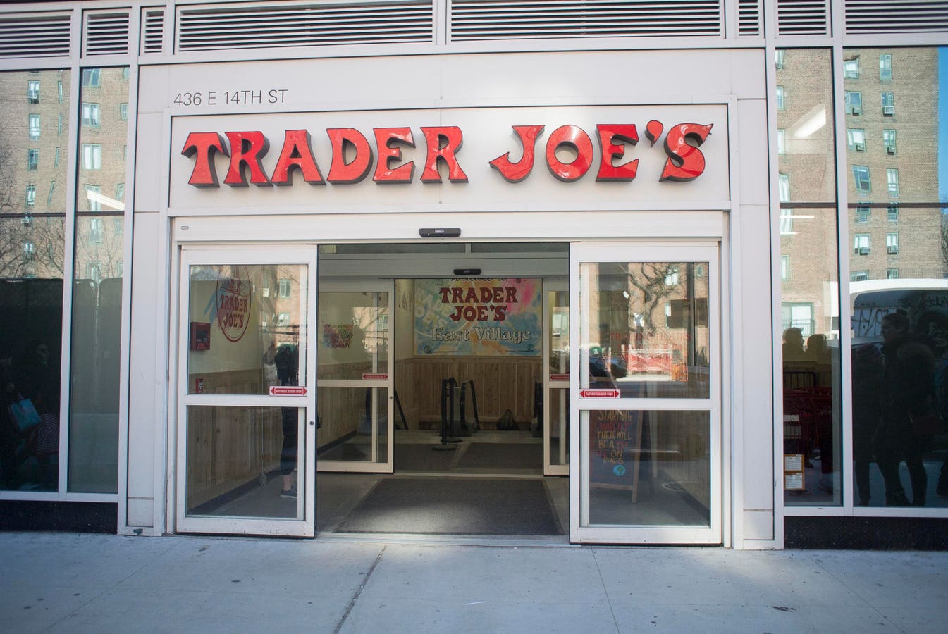 Mini Tote $3 Trader Joe Memerintahkan Penjualan Kembali $500, Menandai Era Baru Dalam Produk Meme