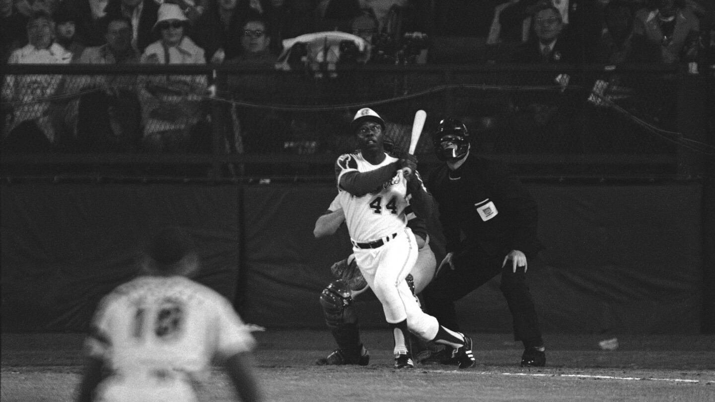 Hank Aaron mengatasi surat kebencian dan ancaman rasis dalam mengejar rekor home run Ruth 50 tahun lalu