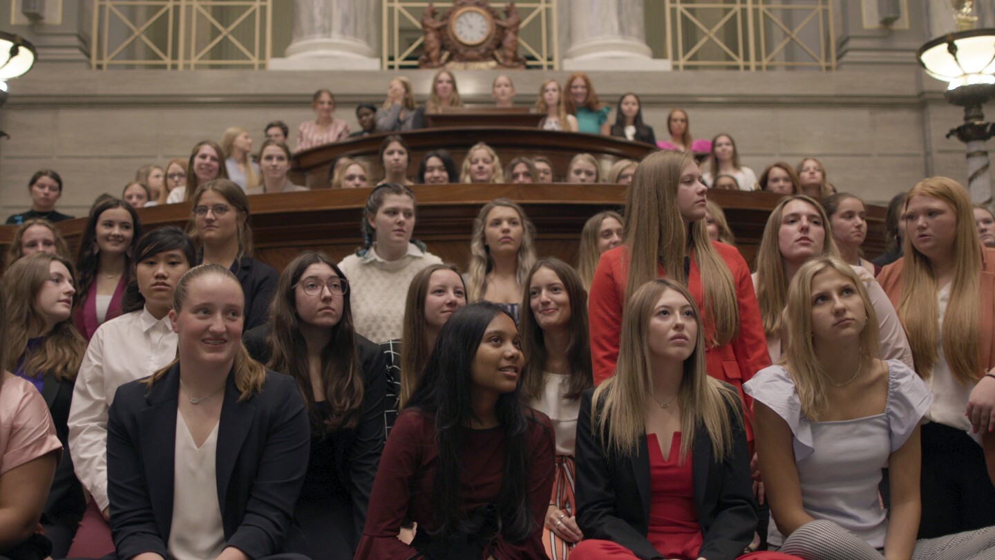 Saat Roe v. Wade jatuh, gadis remaja membentuk pemerintahan tiruan di 'Girls State'