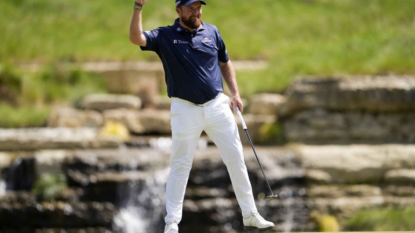 Shane Lowry mencetak rekor kejuaraan besar dengan mencatatkan 9-under 62 untuk masuk dalam campuran di PGA