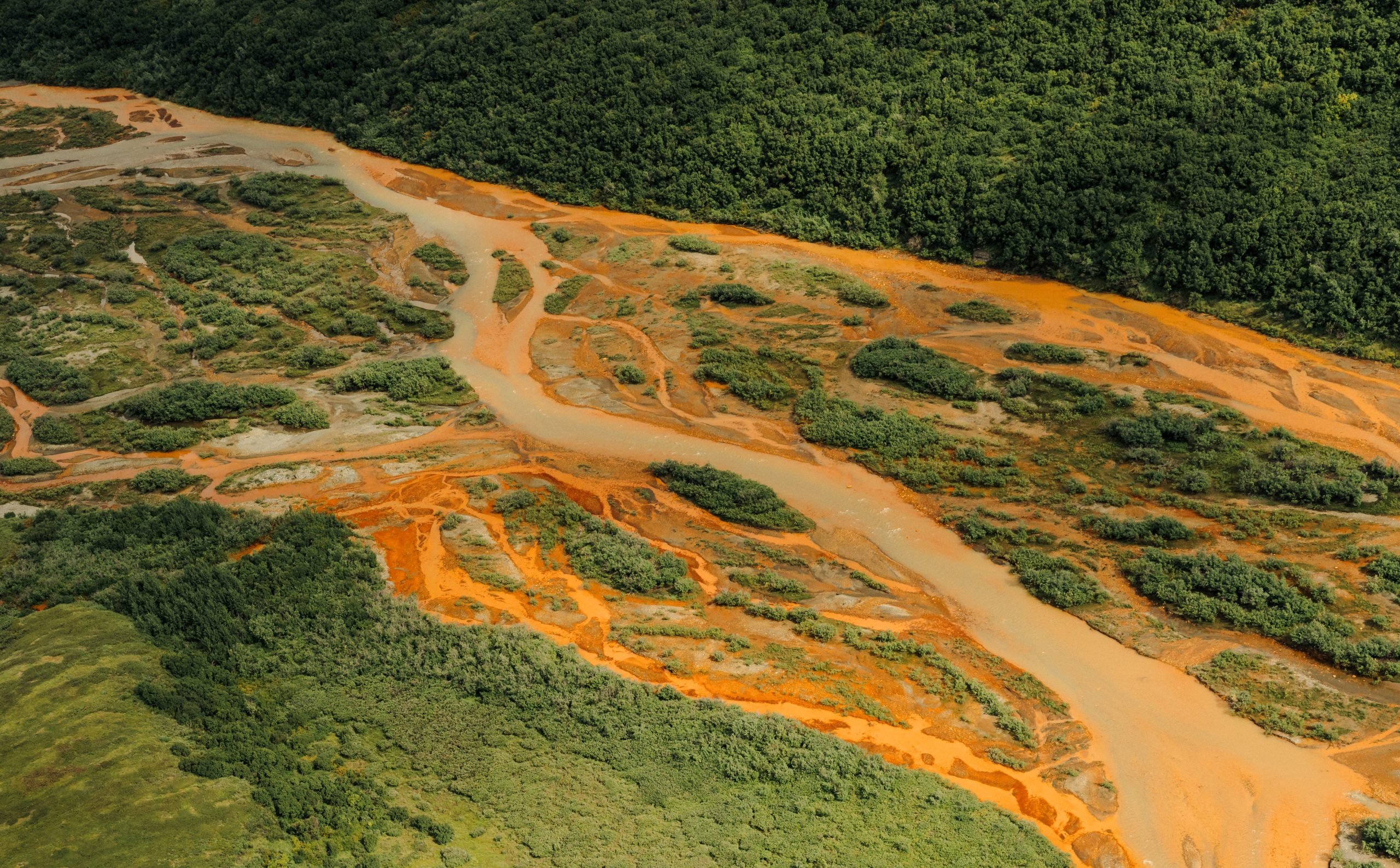 Mengapa sungai di Alaska berubah oranye?