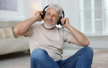 Pria Senior Tersenyum Mendengarkan Musik Headphone