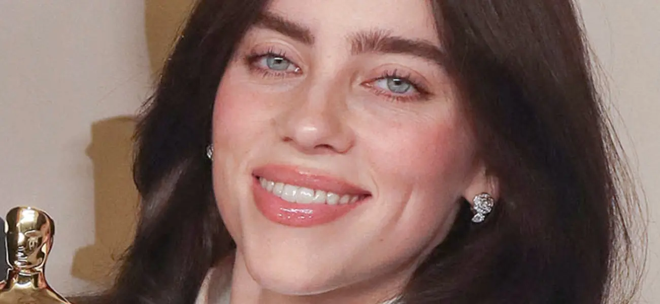 Billie Eilish Soroti 'Hooters' Besarnya Dalam Atasan Tanpa Bra
